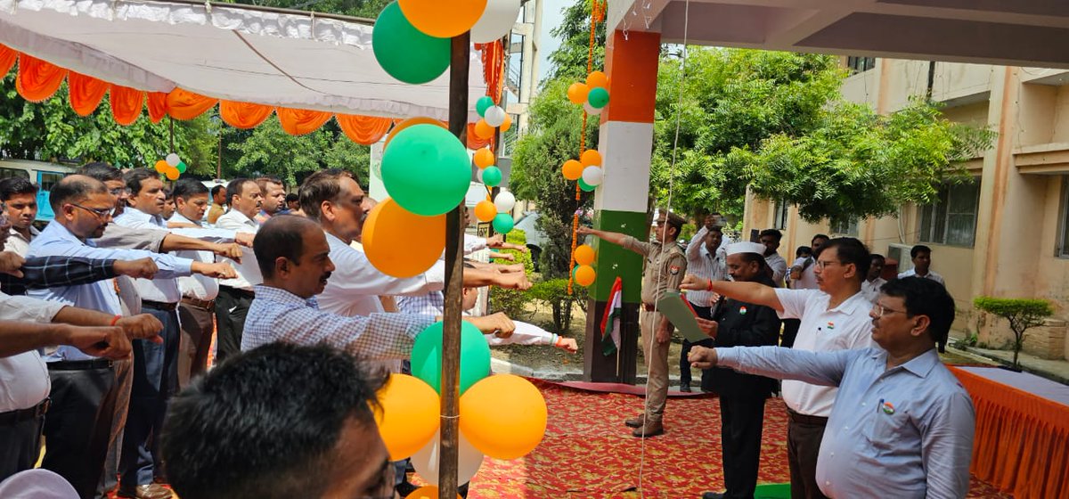 DproKannauj's tweet photo. मुख्य विकास अधिकारी महोदय द्वारा विकास भवन में झंडा रोहण किया गया एवं अधिकारी/कर्मचारियों को पंच-प्रण की शपथ दिलाई गई! @dmkannauj1 @UPGovt @ShishirGoUP @infodprtsl @CMOfficeUP @upculturedept @uppanchayatiraj https://t.co/uAOdRSFRgc