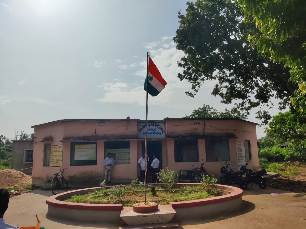 VDsalipur's tweet photo. Independence Day Flag Hoisting at VD Salipur @dahvsodisha @farddept @CMO_Odisha https://t.co/Hhn8CA9x3E