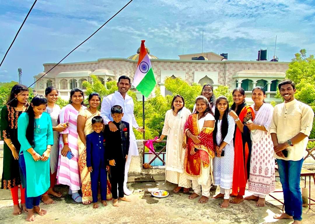 aakashkambale's tweet photo. #बारामती📍

विजयी विश्व तिरंगा प्यारा, झेंडा ऊंचा रहे हमारा।

भारतीय स्वातंत्र्याचा दिनानिमित्त बारामती येथील Yes Real Urban Nidhi Ltd कार्यालय येथे ध्वजारोहण केले. याप्रसंगी राष्ट्रध्वजाला मानवंदना देऊन सर्व उपस्थितांना स्वातंत्र्य दिनानिमित्त शुभेच्छा दिल्या.
@BJP4Maharashtra https://t.co/H5nZAMrrz5