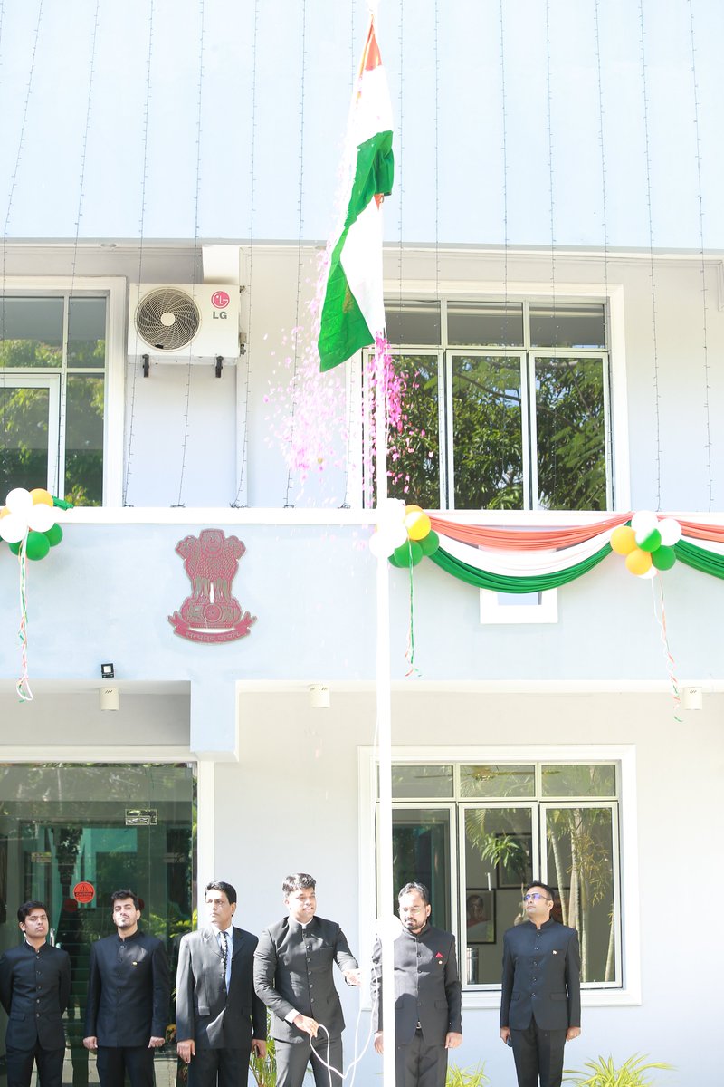 CgiHoc's tweet photo. As #India celebrates the 77th #IndependenceDay, remembering the brave hearts of our nation, today we unfurled the #Thiranga at Consulate General of India, Hambantota with great patriotic zeal &amp; fervor.
#IndependenceDay #AmritMahotsav #HarGharTiranga https://t.co/zlKXoclbu3