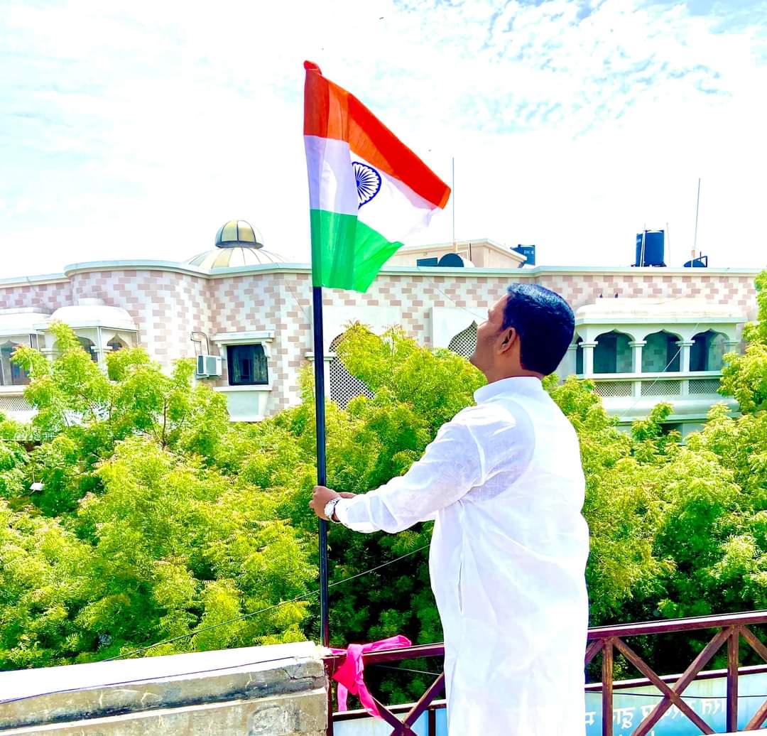 aakashkambale's tweet photo. #बारामती📍

विजयी विश्व तिरंगा प्यारा, झेंडा ऊंचा रहे हमारा।

भारतीय स्वातंत्र्याचा दिनानिमित्त बारामती येथील Yes Real Urban Nidhi Ltd कार्यालय येथे ध्वजारोहण केले. याप्रसंगी राष्ट्रध्वजाला मानवंदना देऊन सर्व उपस्थितांना स्वातंत्र्य दिनानिमित्त शुभेच्छा दिल्या.
@BJP4Maharashtra https://t.co/H5nZAMrrz5