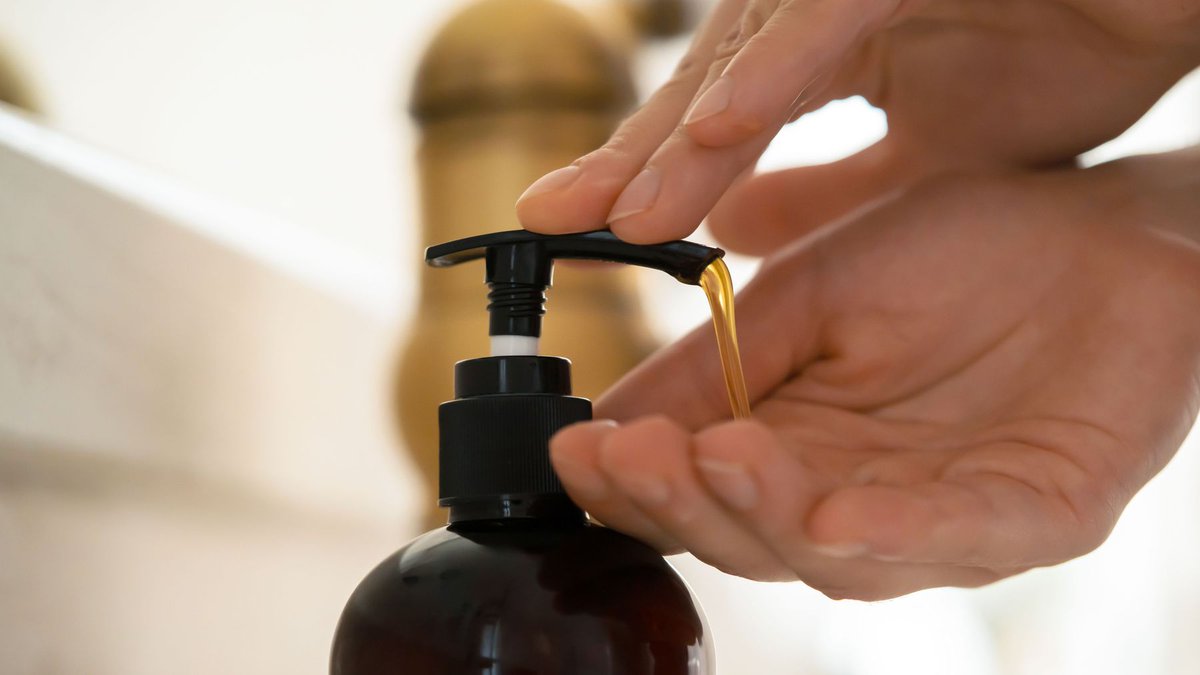 Nicht jedes Hautpflegeprodukt pflegt auch die Haut. Wie die Verbraucherzentrale Nordrhein-Westfalen erklärt, können Cremes und Lotionen auch schädlich sein. ow.ly/FLAt50Pkhs4