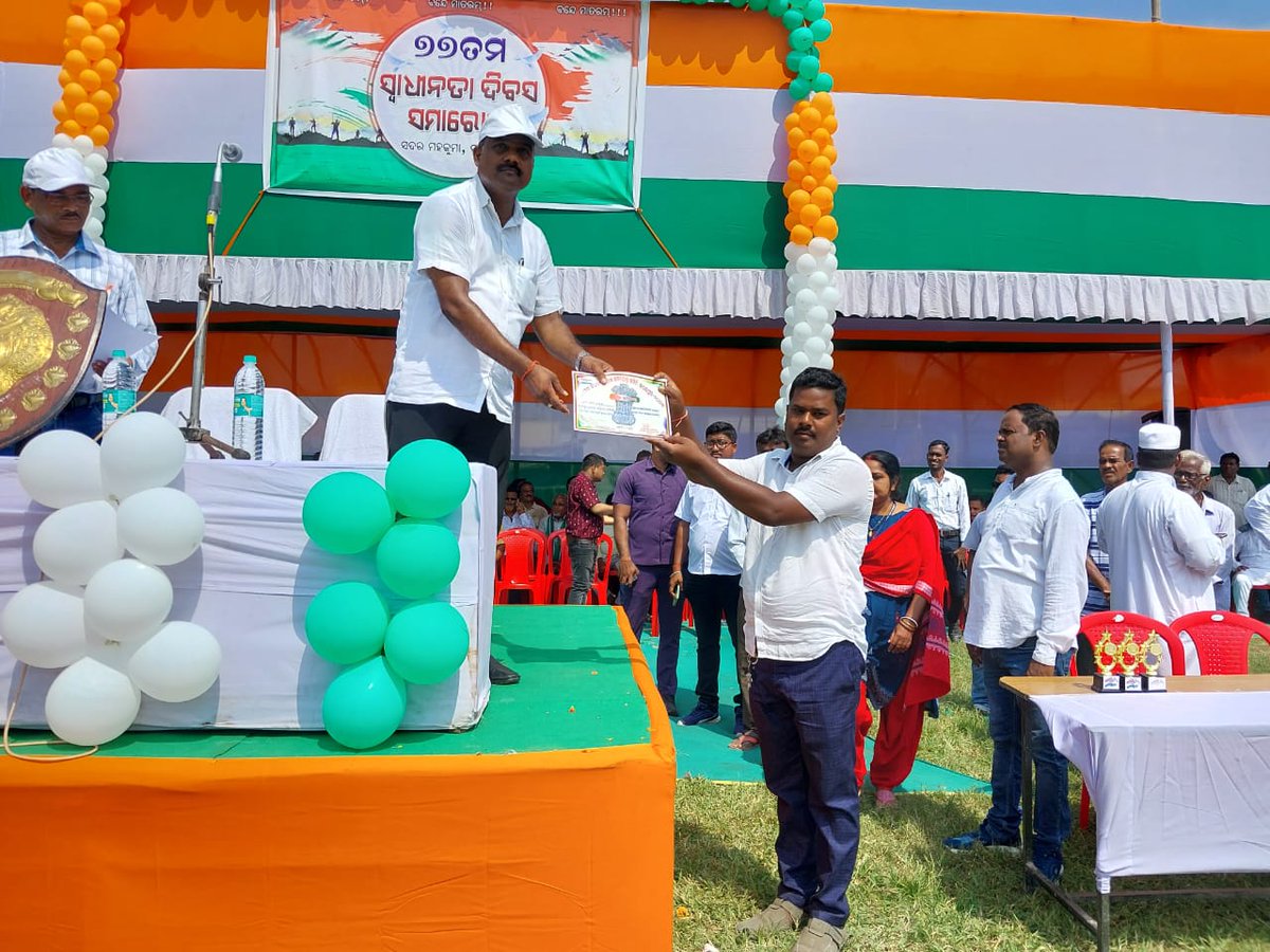 VDsalipur's tweet photo. 4 LI &amp; 1 attendant felicitated by Hon'ble MLA Sir for their Good field work at Block level Indipendence day celebration,Salipur @CMO_Odisha @dahvsodisha @farddept https://t.co/P5JjtqO5Nn