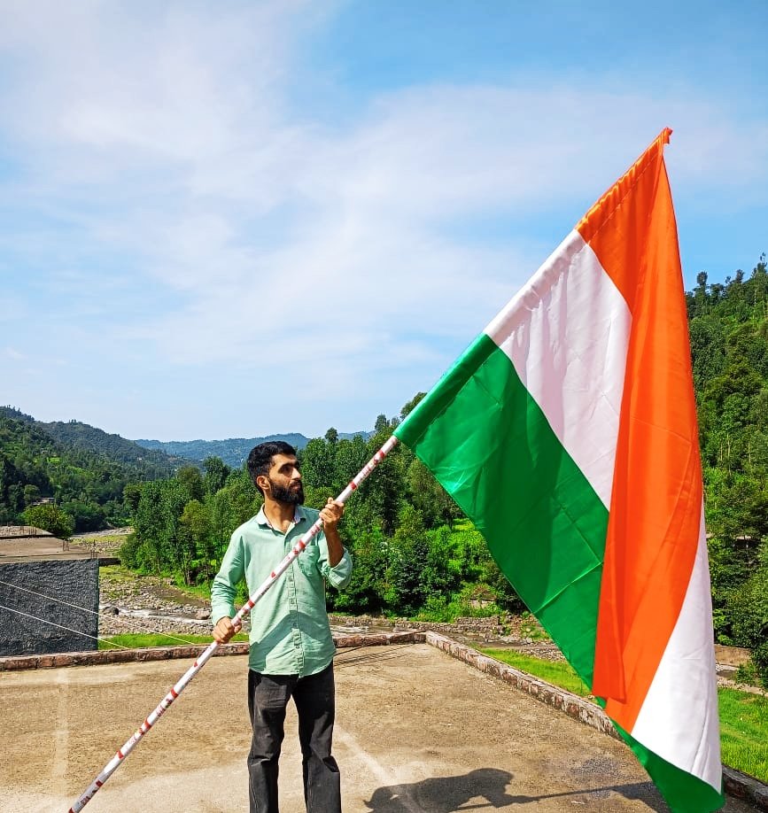 Qu5Ahmed's tweet photo. Saboot kya du tujhe apni,
watan parasti ka ae zaalim.

Paani na ho to wazu bhi,
Isi mitti se karte hoo.
#HappyIndependenceDay 
#15august2023 
#PahariQabila https://t.co/FnGrn1Eqdo