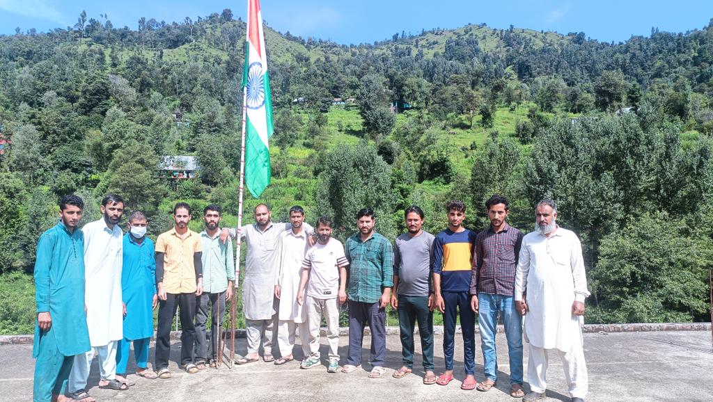 Qu5Ahmed's tweet photo. Saboot kya du tujhe apni,
watan parasti ka ae zaalim.

Paani na ho to wazu bhi,
Isi mitti se karte hoo.
#HappyIndependenceDay 
#15august2023 
#PahariQabila https://t.co/FnGrn1Eqdo