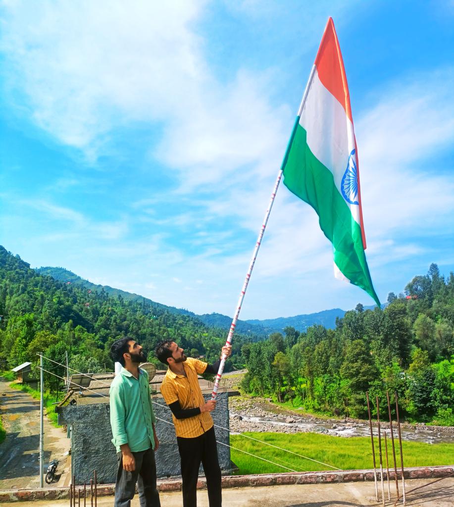 Qu5Ahmed's tweet photo. Saboot kya du tujhe apni,
watan parasti ka ae zaalim.

Paani na ho to wazu bhi,
Isi mitti se karte hoo.
#HappyIndependenceDay 
#15august2023 
#PahariQabila https://t.co/FnGrn1Eqdo