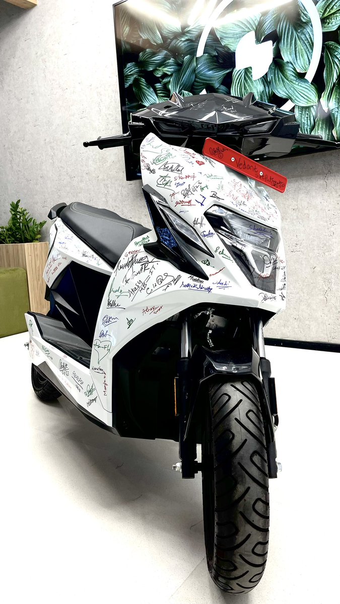 Sharing the moments from the #76thIndependenceDay festivities,held at the factory &amp; HQ.Elevating the celebration,we introduce the “signature scooter,”a symbol of unity,etched with the signatures of those who have contributed to building the #SuperEV from ground up
#Simpleenergy