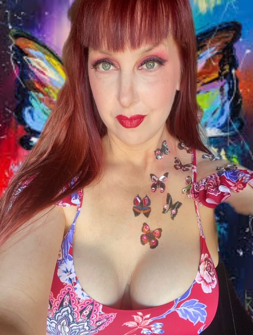 Do you feel those green eyes penetrating you? That&rsquo;s my natural color. There is no filter on this photo<a href="/tag/greenenergy"class="tags"><span>#greenenergy</span></a>