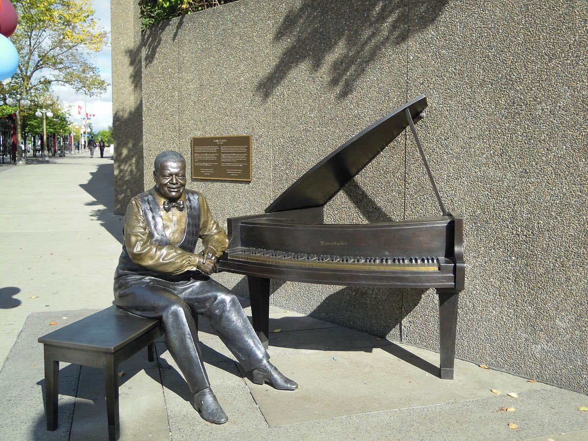 Remembering Oscar Peterson. Born this day in 1925 in Montreal. Canadian virtuoso jazz pianist and composer. Considered one of the greatest jazz pianists of all time. He won seven Grammy Awards. 'The King of inside swing' #OscarPeterson 🇨🇦🎹🥀#Jazz