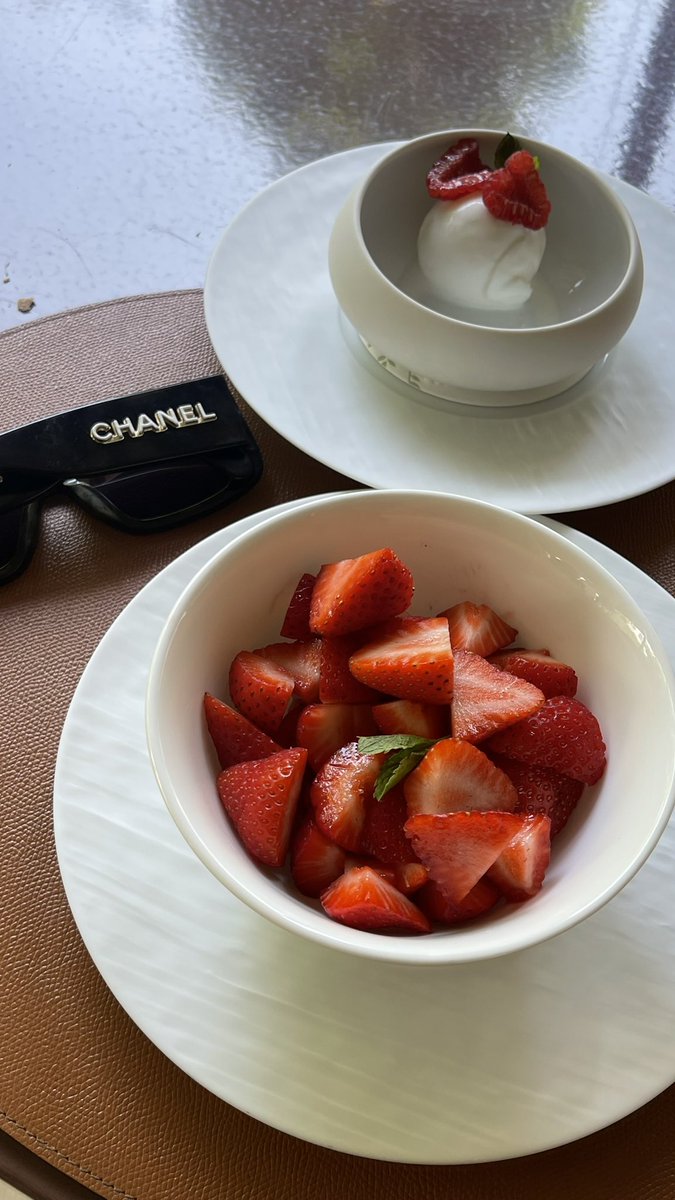 Ordino delle fragole con un pallina di gelato… mi arrivano due portate per poi pagarne 3. Ristorante di un noto albergo di lusso in centro. Tutti i dessert erano 13€ (come fregare i turisti) calice di vino 24€ di norma in questi posti sono a 16€. 
Hanno perso diversi clienti.