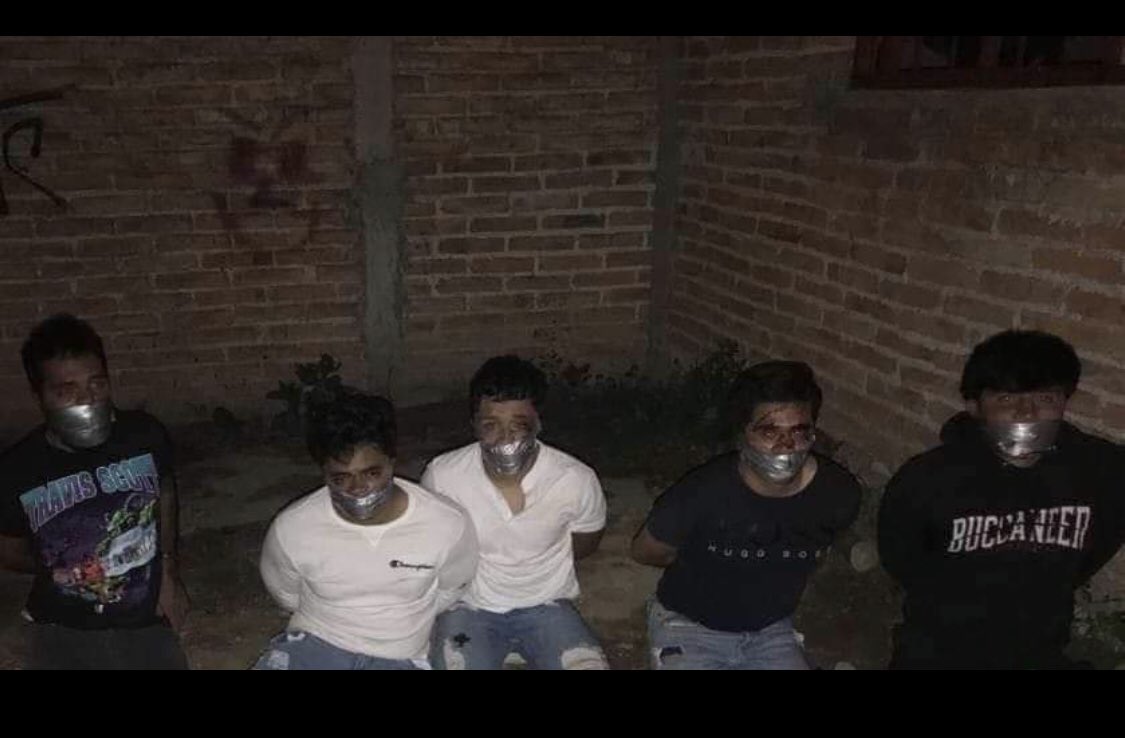 Brutal es pensar que todo joven acompañado de amigos es visto como rival de sicarios,  pero aún más brutal que la solución sea: “Los vamos a acusar con sus mamás” Algún funcionario quisiera ver a un familiar así? Paz para familiares de Lagos de Moreno #Jalisco #PedimosPaz