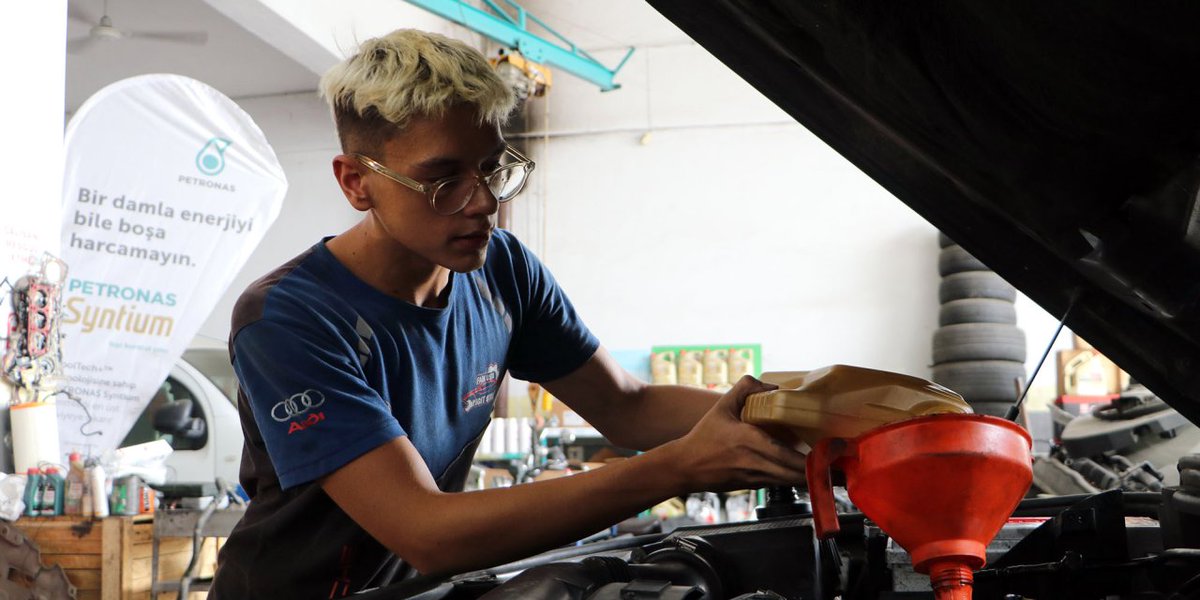 Serbest dalışta 2 kez dünya şampiyonu olan Hamza Varol, ailesine yük olmamak için oto sanayide çıraklık yapıyor. Sana sahip çıkmayanlar utansın şampiyon!