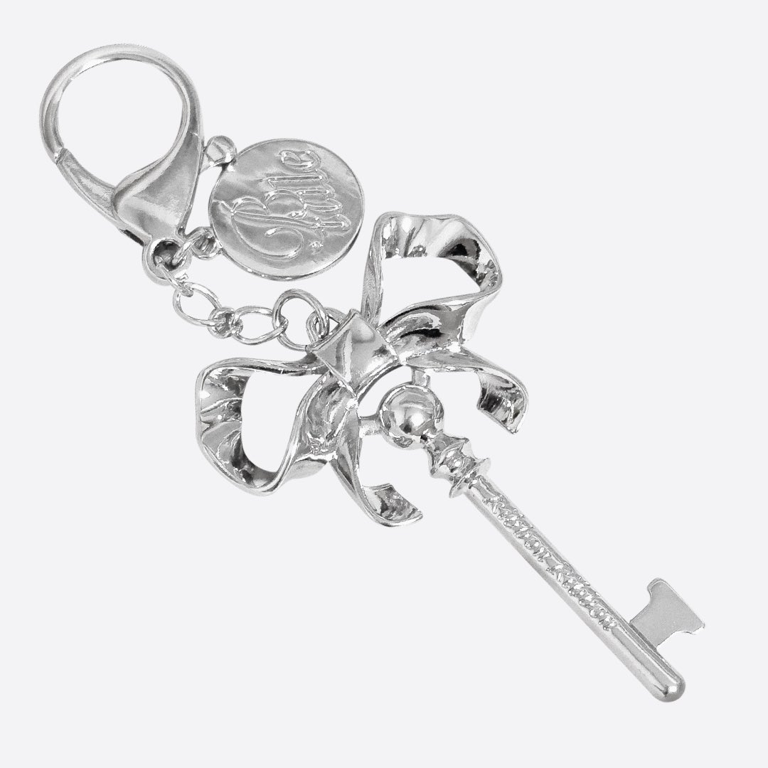 #RT이벤트 블랙 패딩 키링은 경품 포함이 불가해져서요🥲 당첨자분들 숫자 늘려 재업로드합니다! RT 추첨 ⭐️여섯 분께⭐️ 실버or핑크 패딩or빈티지 열쇠 키링 중 원하시는 걸루다가 선물 보내드려둘게요💗 블랙은 카카오 선물하기에서!