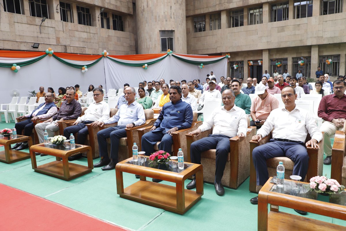 NFL_Kisan's tweet photo. 77th Independence Day of the Nation celebrated with fervor and enthusiasm in NFL Corporate Office #Noida.

Shri U Saravanan, C&amp;MD unfurled the National Flag on the occasion. A large number of employees and their families participated in the program.
#IndependenceDay2023 https://t.co/UxmfZkpBox