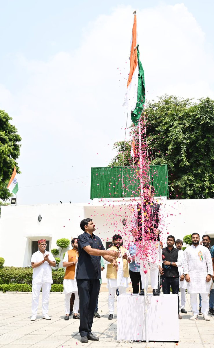 👉 Union Minister @ianuragthakur hoists the #NationalFlag atop his residence in New Delhi to mark the celebration of India's 77th Independence Day #IndependenceDay #IndependenceDay2023 @MIB_India @PIB_India