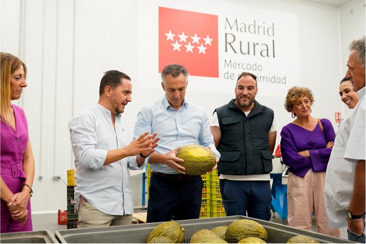 #CAMPO | #MadridRural distribuye cerca de 100.000 kilos de productos frescos. 🍅🍈🥬🫑
ℹ️ En  este centro, pionero en España para el reparto de alimentos locales sin  intermediarios, participan más de 50 agricultores de 11 municipios.
#MadridTambiénEsCapo