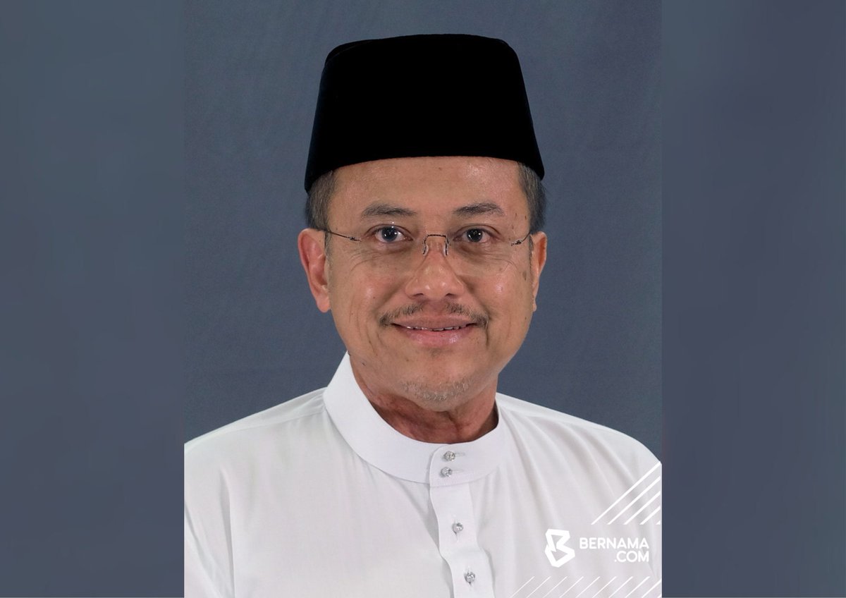 bernamadotcom's tweet photo. [TERKINI] ADUN Ru Rendang Ahmad Samsuri angkat sumpah Menteri Besar Terengganu di Istana Syarqiyyah, Kuala Terengganu.

#PRN2023 #PRNBernama #PR6N #BernamaNews #BernamaImages #Terengganu https://t.co/LBIUzbIow7