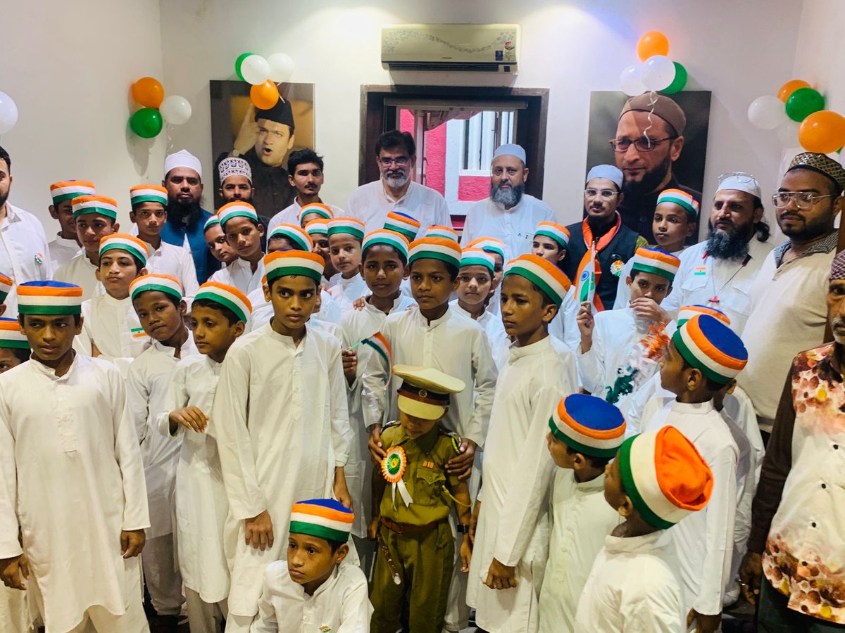 FaiyazAhmed1961's tweet photo. 🇮🇳🇮🇳🇮🇳🇮🇳🇮🇳🇮🇳🇮🇳🇮🇳🇮🇳
HAPPY INDEPENDENCE DAY.

FLAG HOISTING CEREMONY CELEBRATED AT AIMIM MUMBAI HEAD OFFICE NAGPADA.
@aimim_national
#IndependenceDay2023 https://t.co/61MFJw15dP