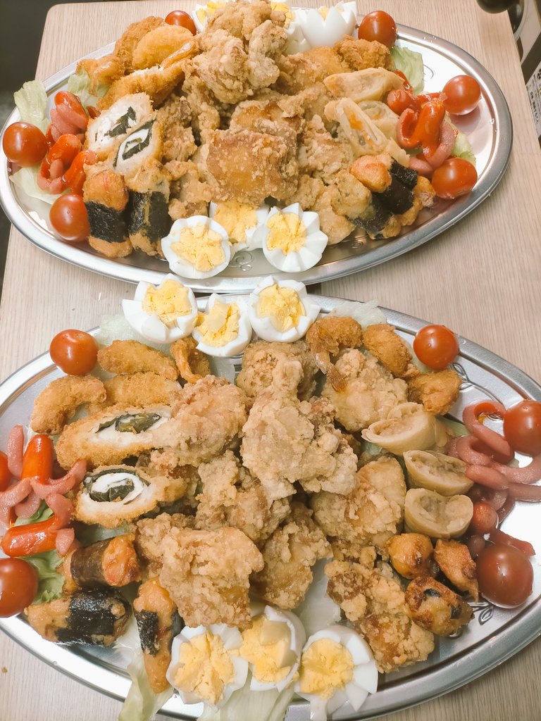 You_kitchen_'s tweet photo. 今日も元気に営業中〜❗🤗
毎日暑いですね〜。突然のスコールもびっくりしちゃいますね😱

今日は若い世代のオードブル注文を頂きました😊
揚げ物中心ですが唐揚げパワーを注入致しました🤗
こちらは一皿１８００円です✨
ちょっとした集にどうぞご利用くださいませ🙇
#ＹＯＵキッチン
#オードブル https://t.co/zij3DNLbeu