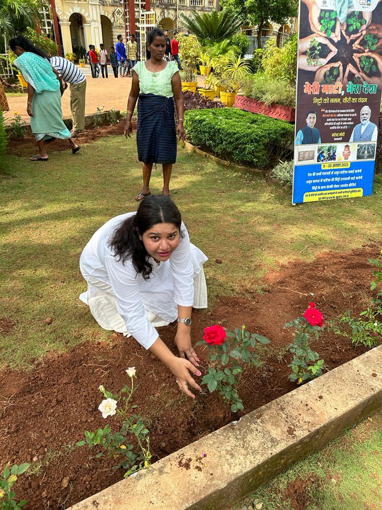 Bjym4margao's tweet photo. Yuva morcha planting flower bearing saplings on the occasions of #MeriMatiMeraDesh innitiative 🍀
@BJP4Madgao @GoaBjym @DNarvenkar https://t.co/D3oJ5eQX01