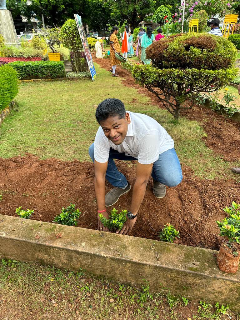 Bjym4margao's tweet photo. Yuva morcha planting flower bearing saplings on the occasions of #MeriMatiMeraDesh innitiative 🍀
@BJP4Madgao @GoaBjym @DNarvenkar https://t.co/D3oJ5eQX01