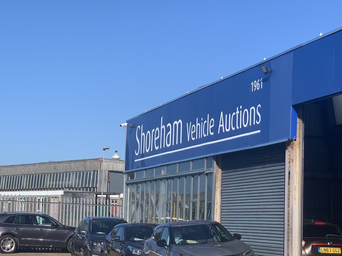 APicton_Glass's tweet photo. Everything looks better in the sunshine @ShorehamAuction #vans #pickups #sunnytuesday #sunnysouthcoast #vanbuyingweather @APicton_Glass @GlassGuide @autovista_group @autovista24 https://t.co/UjtGhK4JHp