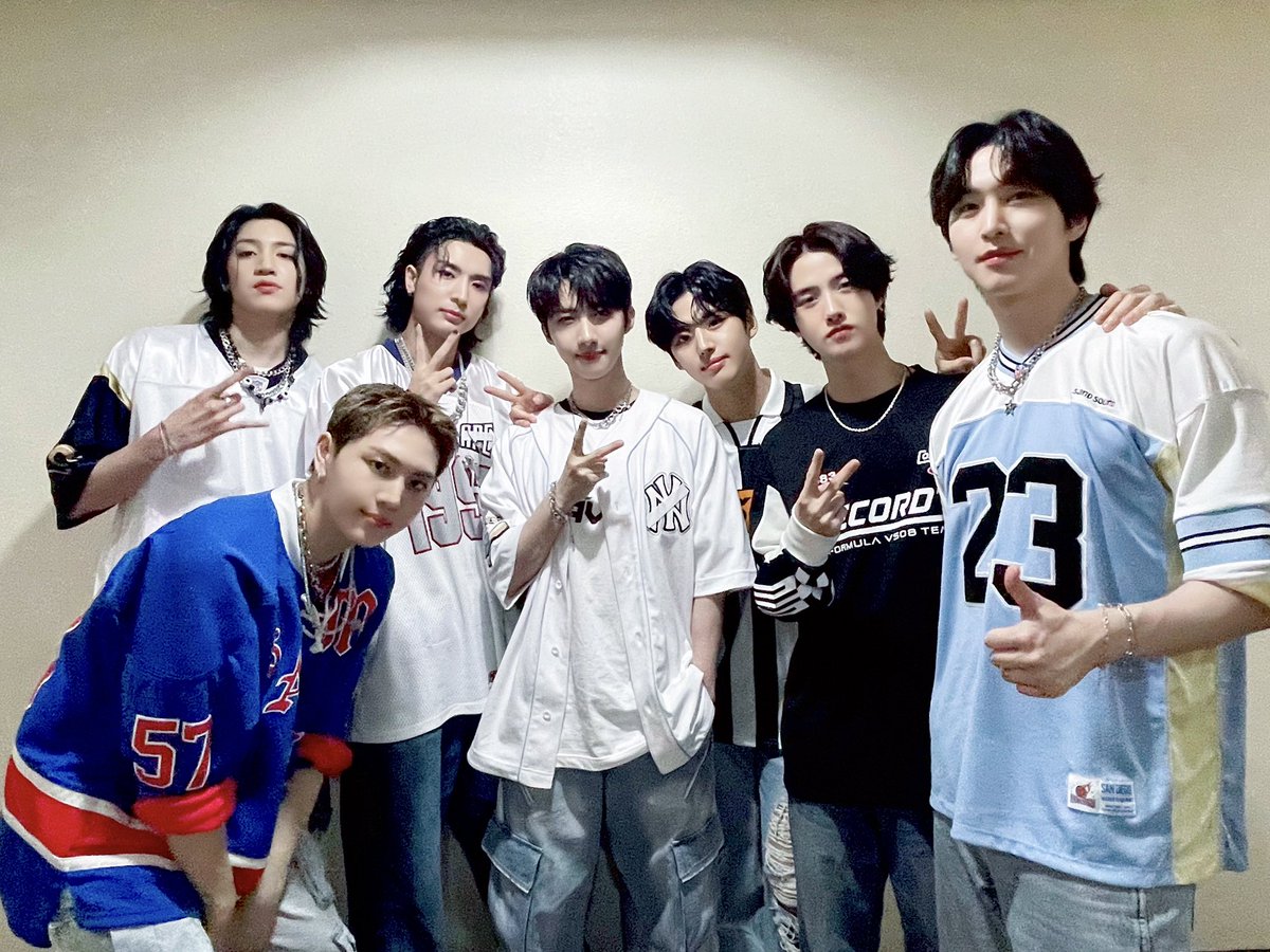 CUBE_PTG's tweet photo. [📢] KBS WORLD TV <Beyond Borders> 출연 안내

잠시 후 5시, KBS WORLD TV '#BeyondBorders'에 펜타곤이 출연합니다.
펜타곤이 선보일 다양한 무대 ✨ 유니버스 여러분의 많은 시청 바랍니다 🖤

#펜타곤 #PENTAGON https://t.co/lJDBgvvqsE