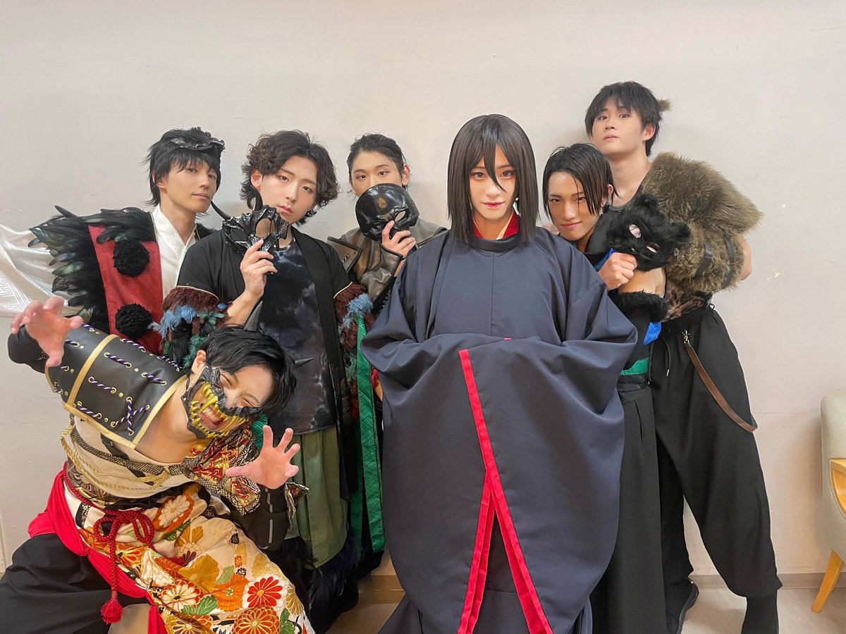nakayama_stsuk's tweet photo. 4日目マチネ終了しました！
お写真は御霊月魄部隊の皆さんと。

ソワレもお楽しみに！！
#舞台わた婚 https://t.co/OEUkrqsG2q