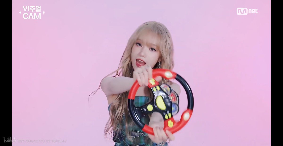 bzy_cloudy's tweet photo. It's a lovely scene. I really really want to play Mario Kart8 with yuri😭

Thank you @MnetKR 

#비주얼캠_조유리 https://t.co/atsPlBSrva