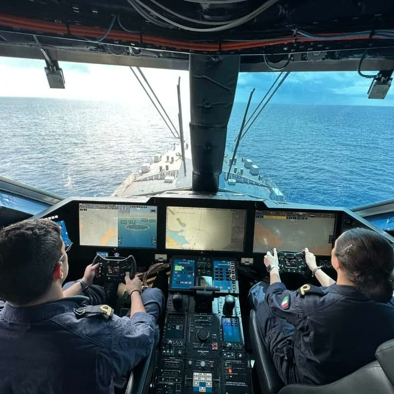 ItalianNavy's tweet photo. A Ferragosto continua l'impegno della #MarinaMilitare, 11 Unità navali con oltre 1100 marinai in navigazione fuori dalle acque del Mediterraneo a tutela degli interessi nazionali.
Buon #Ferragosto dal grande equipaggio della #MarinaMilitare
#NoiSiamolaMarina https://t.co/CqKHZGyXFc