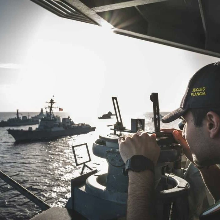 ItalianNavy's tweet photo. A Ferragosto continua l'impegno della #MarinaMilitare, 11 Unità navali con oltre 1100 marinai in navigazione fuori dalle acque del Mediterraneo a tutela degli interessi nazionali.
Buon #Ferragosto dal grande equipaggio della #MarinaMilitare
#NoiSiamolaMarina https://t.co/CqKHZGyXFc