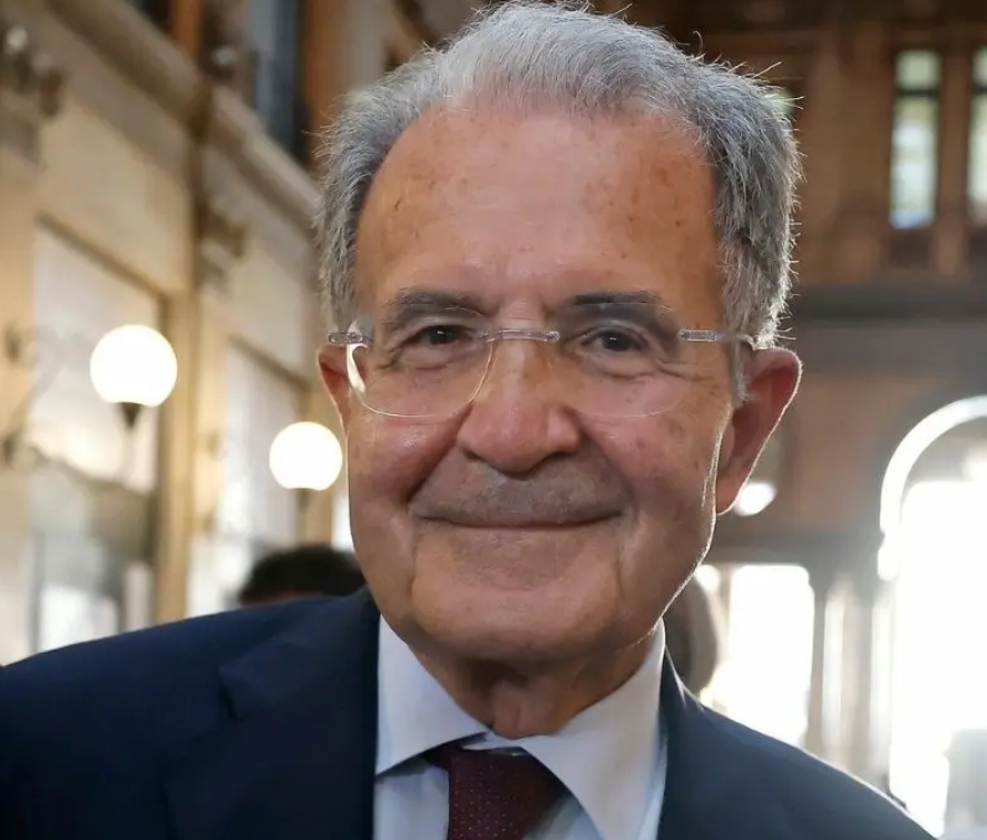 leo_cecchi91's tweet photo. “Sul #salariominimo, cosa vogliamo, che la gente muoia di fame? Nove euro, poi in concreto sono sei: non si può andar sotto a questo".

Semplice e chiaro #RomanoProdi.
Parliamo di un netto di sei euro. Per fronteggiare inflazione, rate del mutuo in crescita, caro energia. Sei euro nette l'ora come minimo. Per una misura che ha quasi tutta l'Europa, per altro.

E non mi pare che il Vecchio Continente sia fallito per questo.

Ps: se sei un'azienda e - come dicono alcuni - rischi di fallire perché devi pagare almeno sei euro l'ora un dipendente, allora ti svelo un segreto: sei un'azienda antieconomica. Perché le vere aziende e i veri imprenditori di successo non hanno bisogno di sfruttare la gente per andare avanti.