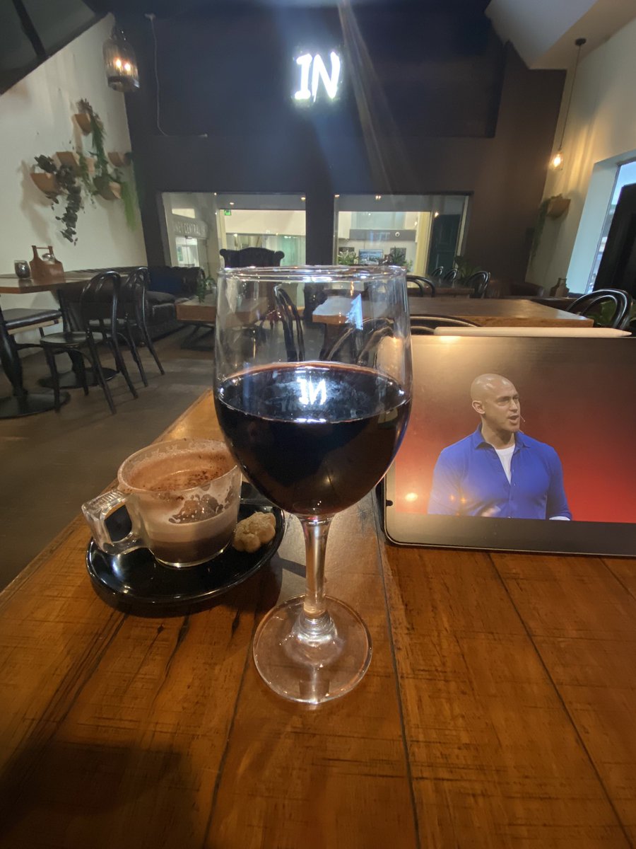カフェにいたら隣の席の方から、ワイン飲まなかったから要らない？ってワインいただきました。ちゃんと名前も名乗ってくれたし、とても紳士的な方でした。
こっちにきてから運しかない😊😊