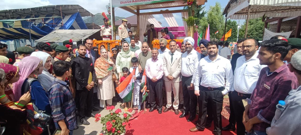 DrSyedSehrish's tweet photo. Baramulla witnessed massive participation and festive mood today 
Each cultural programme depicted a specific theme of Unity in Diversity, Swach Bharat, Women empowerment..
#IndependenceDay2023 
#Meri_Maati_Mera_Desh 
@OfficeOfLGJandK 
@HMOIndia 
@MinOfCultureGoI https://t.co/yOsDEtI3Qj