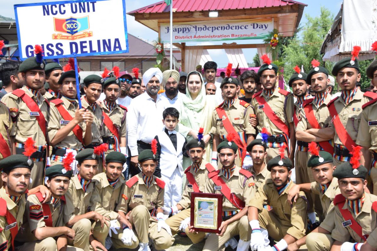 DrSyedSehrish's tweet photo. Baramulla witnessed massive participation and festive mood today 
Each cultural programme depicted a specific theme of Unity in Diversity, Swach Bharat, Women empowerment..
#IndependenceDay2023 
#Meri_Maati_Mera_Desh 
@OfficeOfLGJandK 
@HMOIndia 
@MinOfCultureGoI https://t.co/yOsDEtI3Qj