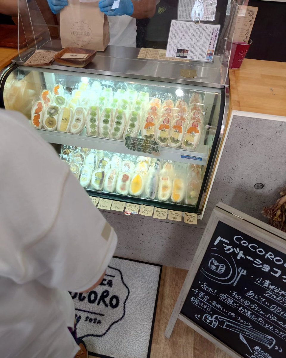 rafionopapa's tweet photo. ドッグランの帰りに寄った田んぼの真ん中にあるお店。フルーツサンドが超美味しい🤤 https://t.co/uR8k64EyFo