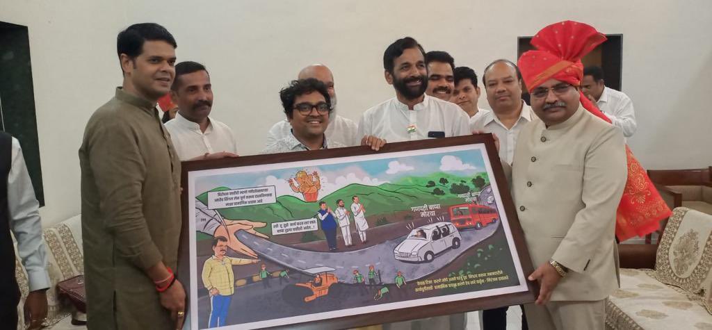 niranjandtweets's tweet photo. मुंबई-गोवा महामार्गाच्या कामासाठी
रविंद्र चव्हाण यांना व्यंगचित्ररुपी शुभेच्छा!

मुंबई-गोवा महामार्ग ही कोकणातील चाकरमान्यांची लाईफलाईन. मात्र, दुर्देवाने हा महामार्ग अनेक वर्ष पूर्ण झालेला नाही. त्यात अडथळ्यांची मालिकाच सुरू आहे. उपमुख्यमंत्री श्री. देवेंद्रजी फडणवीस यांच्यासह भाजपा पक्षश्रेष्ठींनी विश्वासाने कोकणातील आमदार श्री. रविंद्रजी चव्हाण यांच्याकडे सार्वजनिक बांधकाम मंत्रीपद सोपविले. अन्, त्यांनी मुंबई-गोवा महामार्गाचे शिवधनुष्य उचलले. आगामी गणेशोत्सवापूर्वी वेगवान रस्तेबांधणी तंत्रज्ञानाचा वापर करून, मंत्री श्री. रविंद्र चव्हाण यांनी महामार्गाची एक मार्गिका पूर्ण करण्याचा ध्यास घेतला आहे. `केवळ टीका करणे सोपे असते. परंतु, दृढ निश्चय करून जबाबदारीने कार्यपूर्तीसाठी प्रामाणिक प्रयत्न करणे हेच खरे कर्तृत्व,' असे मानून त्यांनी कार्य सुरू ठेवले आहे.  

सार्वजनिक बांधकाम मंत्री श्री. रविंद्रजी चव्हाण यांना व्यंगचित्राच्या माध्यमातून शुभेच्छा देण्याची कल्पना माझे मित्र कलाकार श्री. साकेत डामरे यांना सांगितली. त्यांनी कुंचल्यातून अप्रतिम व्यंगचित्र साकारले आहे.
ठाणे जिल्हाधिकारी कार्यालयात ध्वजारोहणाच्या कार्यक्रमानंतर सार्वजनिक बांधकाम मंत्री रविंद्रजी चव्हाण यांना व्यंगचित्र भेट म्हणून दिले. तसेच त्यांना स्वातंत्र्यदिनाबरोबरच मुंबई-गोवा महामार्गाचे काम पूर्ण करण्यासाठी शुभेच्छा दिल्या.