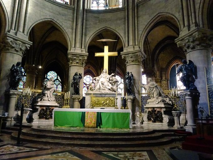 Ce jour férié de l'#Assomption de la Vierge Marie fut pendant longtemps notre fête nationale et il est cher au cœur de nombreux Français.
Nous reverrons j'espère bientôt l'autel de #NotreDame de Paris illustrant la consécration du Royaume à Marie par Louis XIII puis Louis XIV.