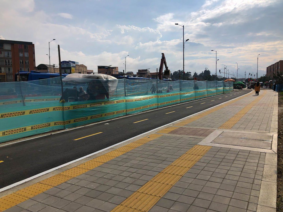 PildoraCriolla's tweet photo. Atención! 🚨

Desde hoy 15 de Agosto, se cierra el tráfico mixto (Vehículos Particulares, motos, etc) desde la Av Manuel Cepeda Vargas, en el Tintal, hasta la calle 38 en Patio Bonito por obras de Troncal Cali, esto será hasta Agosto de 2024, es decir tardará 1 Año! las obras 😳 https://t.co/uOGAg2Xd7p
