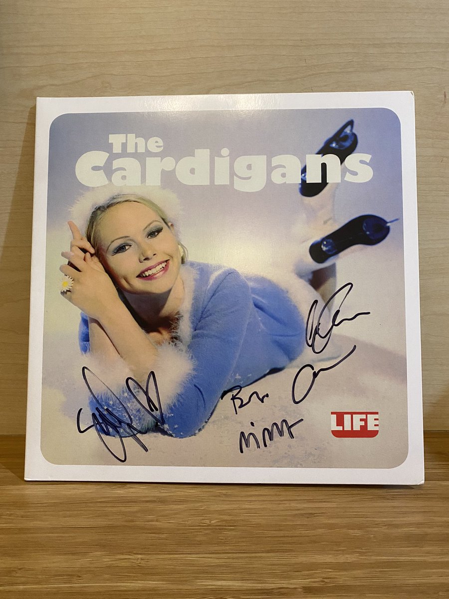 meditasisemesta's tweet image. Watching them live and get this signed. My life is complete ❤️

#TheCardigans #90sFestival