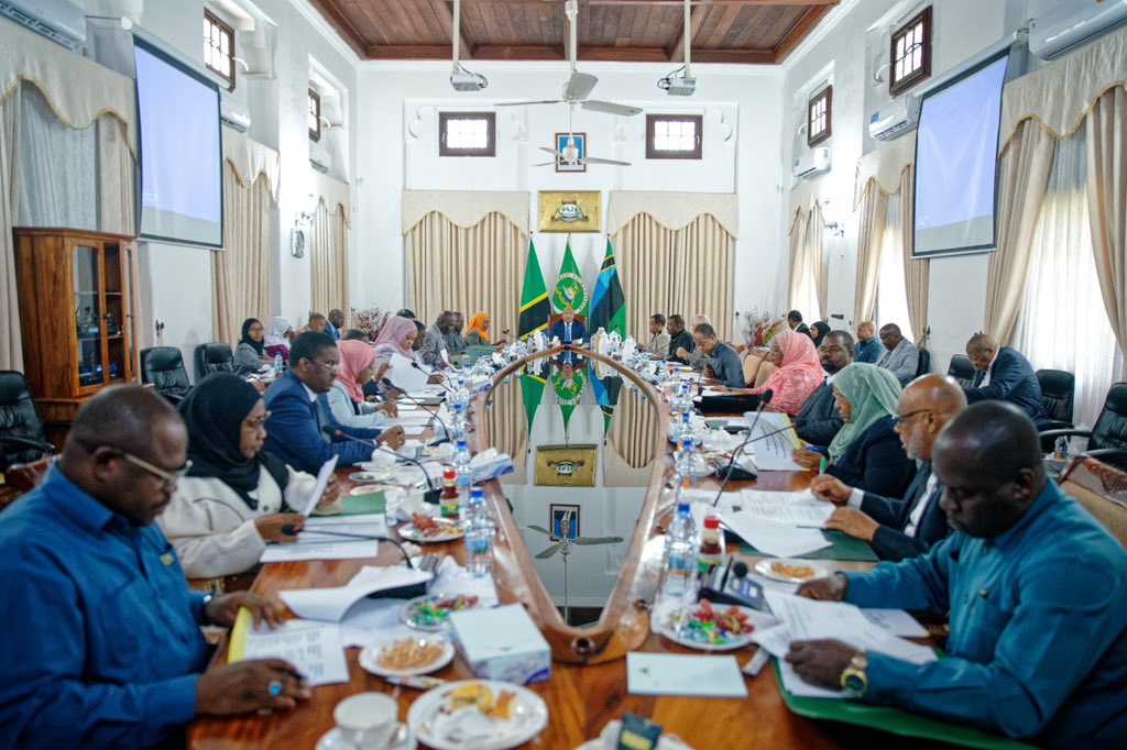 Hakingowi's tweet photo. 📍IKULU,Zanzibar 

Rais wa Zanzibar na Mwenyekiti wa Baraza la Mapinduzi Mhe. Dk.Hussein Ali Mwinyi ameongoza kikao cha Baraza la Mapinduzi leo Jumanne Tarehe 15 Agosti 2023, Ikulu Zanzibar

📸:IKULU https://t.co/AQn7OLYMdV