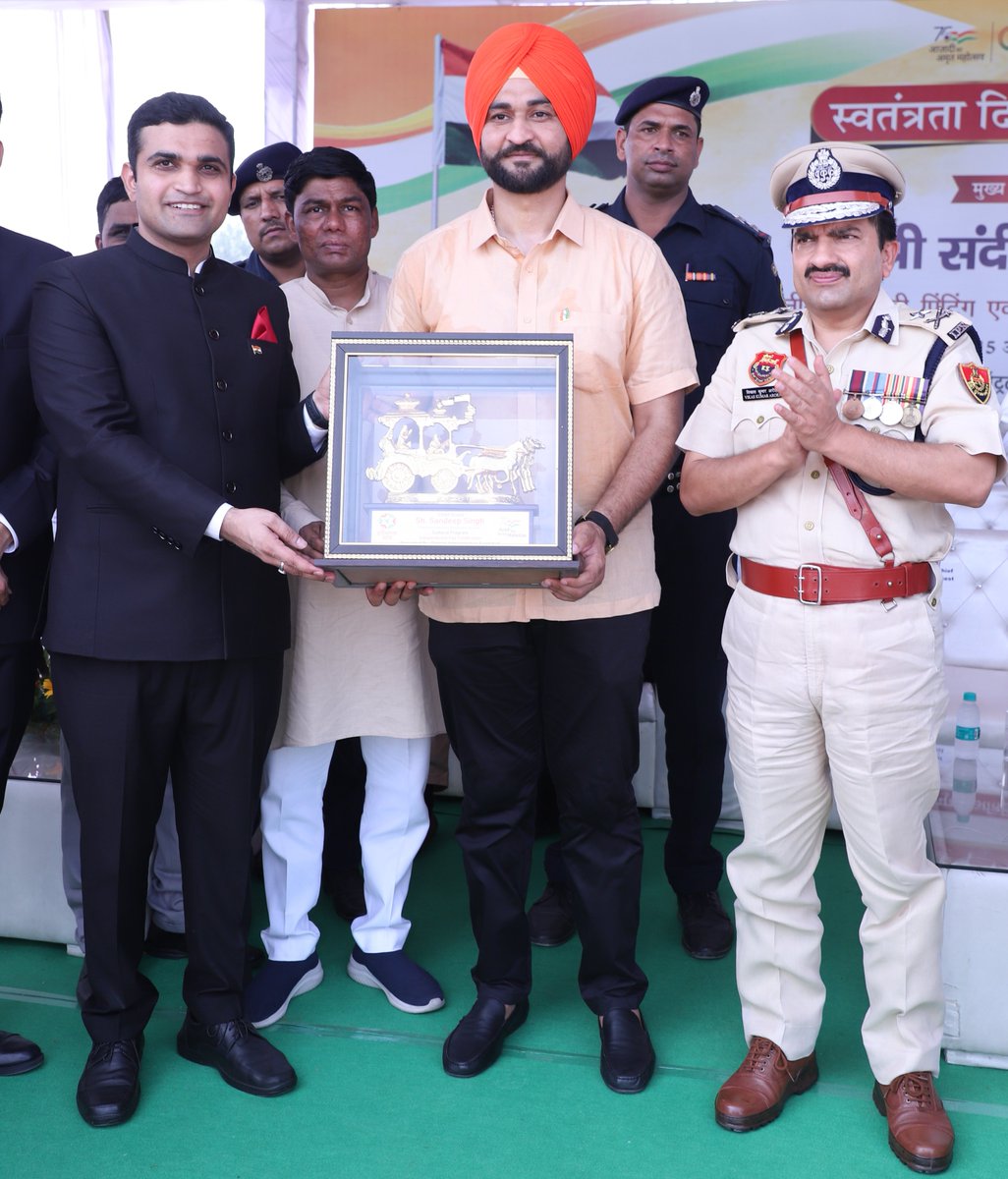 DIPRO_Faridabad's tweet photo. #77th_Independence_day | Deputy Commissioner Shri @vikramyadav presented the photograph of today's function and memento to the Chief Guest of today's district-level 77th Independence Day celebrations, Minister of State Sardar Shri @flickersingh. https://t.co/6dEuB46Prr