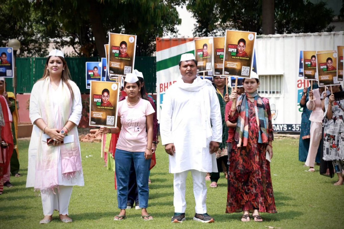 imKhushbooIYC's tweet photo. 📍 IYC HQ, New Delhi

आज स्वतंत्रता दिवस के उपलक्ष्य पर नारी शक्ति ने ध्वजारोहण कर एक नए युग के आगाज की बुनियाद रखी है।

आधी आबादी अब अपना हक और हिस्सेदारी लेने के लिए तैयार है।

#IndiaKiShakti 🇮🇳 @Allavaru @IYC @INCIndia https://t.co/XwrUVyPYOJ