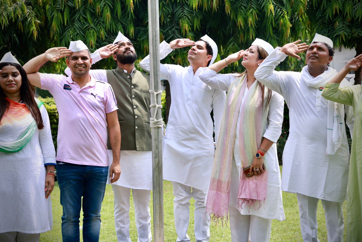 imKhushbooIYC's tweet photo. 📍 IYC HQ, New Delhi

आज स्वतंत्रता दिवस के उपलक्ष्य पर नारी शक्ति ने ध्वजारोहण कर एक नए युग के आगाज की बुनियाद रखी है।

आधी आबादी अब अपना हक और हिस्सेदारी लेने के लिए तैयार है।

#IndiaKiShakti 🇮🇳 @Allavaru @IYC @INCIndia https://t.co/XwrUVyPYOJ