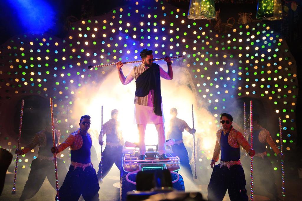 AmitKakran20's tweet photo. Elvish ki performance hila rahi hai Grand Finale ka systummm!🫨🎉

You do not want to miss this!😎🤘🏻

Watch the #BBOTT2 Grand Finale, streaming free on #JioCinema.

#BBOTT2GrandFinale #ElvishBBWinner #BBOTT2Finale #BBOTT2onJioCinema https://t.co/9o5CrSPPf4
