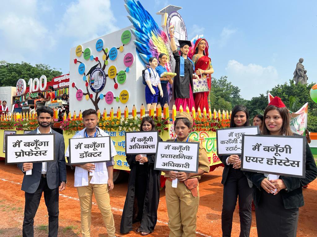 Eventossconnect's tweet photo. Mesmerized by the breathtaking winner tableau Bihar Rural Livelihoods Promotion Society, Jeevika at this year's Independence Day ceremony.Kudos to the talented creators who brought this incredible display to life. #IndependenceDay #teameventoss https://t.co/0QZuELw6qH