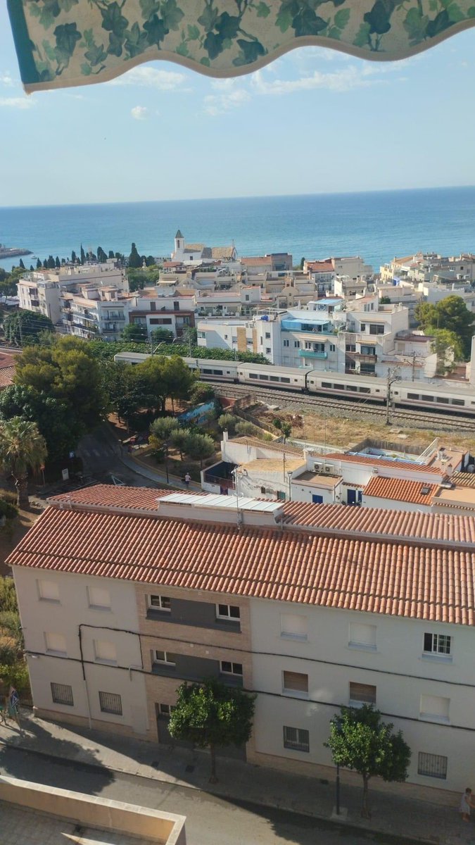radiomaricel's tweet photo. 🔴IMPORTANT 🔴  Interrompuda la circulació de trens entre Garraf i VNG per descarrilament d'un tren Talgo que ANAVA BUIT. Fotografia d'Angel V. Martinez #Sitges https://t.co/EfeWTiWwLe