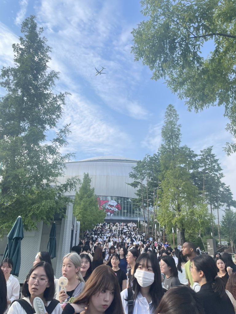 annabellejoy11's tweet photo. Woah so many people !! #ZEROBASEONE #SEOKMATTHEW #zb1 #ZEROSE #석매튜 #제로베이스원 https://t.co/5BUkx46v7B