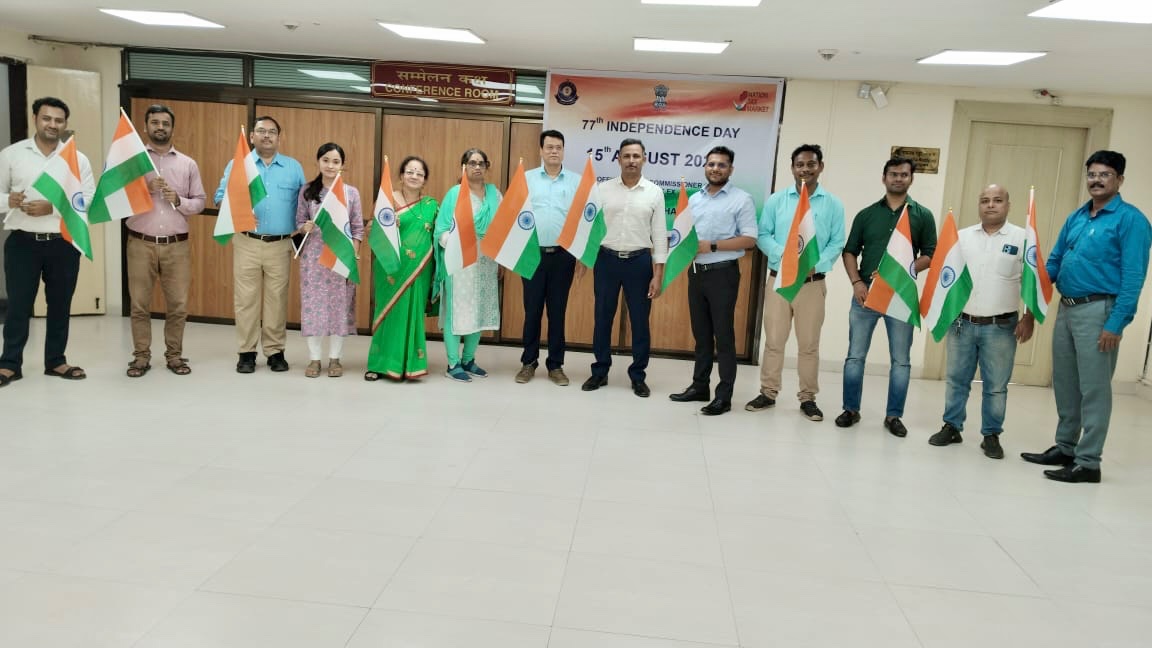 Celebrating 76 years of freedom, CGST Palghar Commrt on 14 Aug 2023, encouraged citizens to follow govt initiative “Har Ghar Tiranga” aims to encourage people to celebrate 77th Independence Day by bringing the national flag home and hoisting it#CGST#CGSTPALGHAR #AKAM #CGSTINDIA