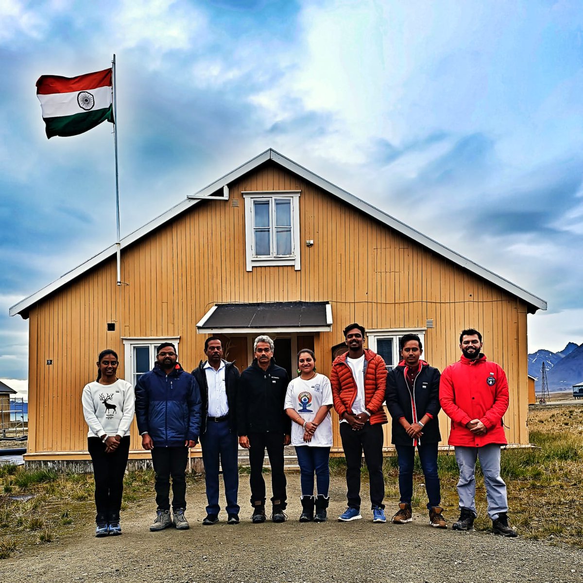 ncaor_goa's tweet photo. Tiranga flying high in #Arctic on the Indian research station - Himadri. Indian scientists celebrate the power of freedom that has let their dreams soar #HarGharTiranga🇮🇳 #AmritMahotsav #MainBharatHoon #IndependenceDayIndia https://t.co/oPdbOEsHuQ
